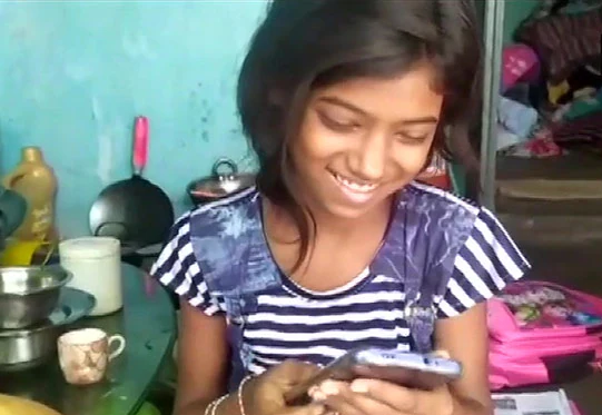 girl-sells-mangoes-buys-phone-odia24